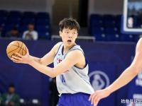 九游娱乐官方网站-被选中前还在吃炸鸡！杨瀚森式幽默逗笑美女主持人
