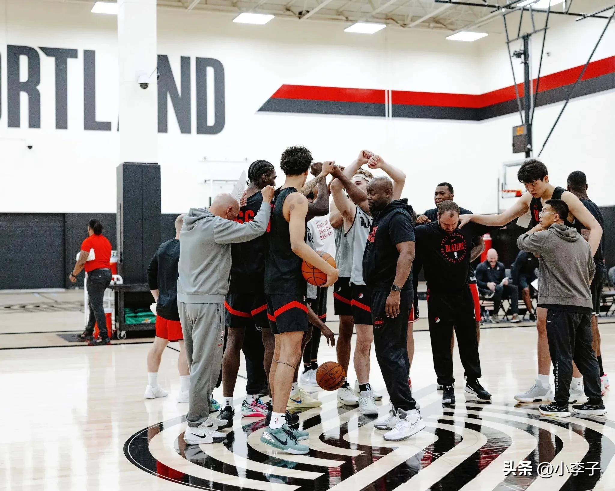 包含杨瀚森NBA新定妆照发布：身披开拓者16号红袍，张开双臂迎接新赛季的词条