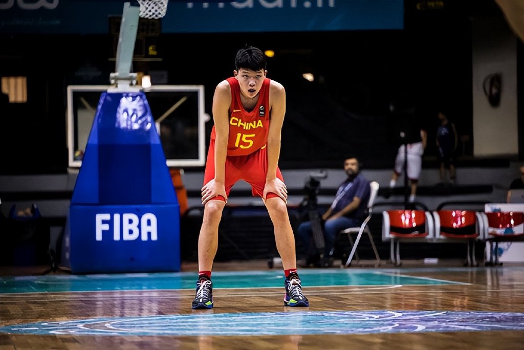 包含杨瀚森NBA新定妆照发布：身披开拓者16号红袍，张开双臂迎接新赛季的词条