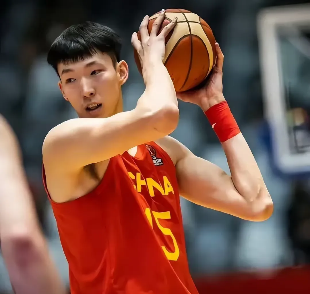 中国男篮NBA夏联集锦周琦17分9板，中国男篮胜黄蜂的简单介绍