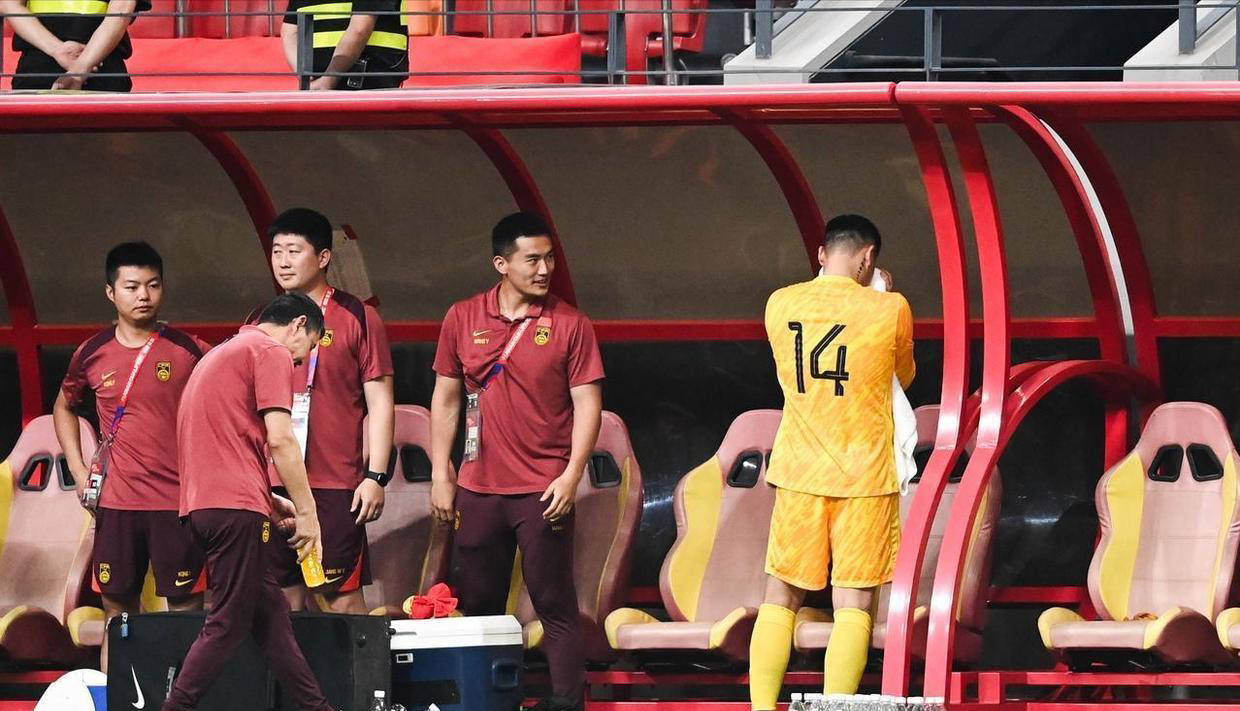 热议国足1-0中国香港：大部分时间索然无味加快选帅效率的简单介绍